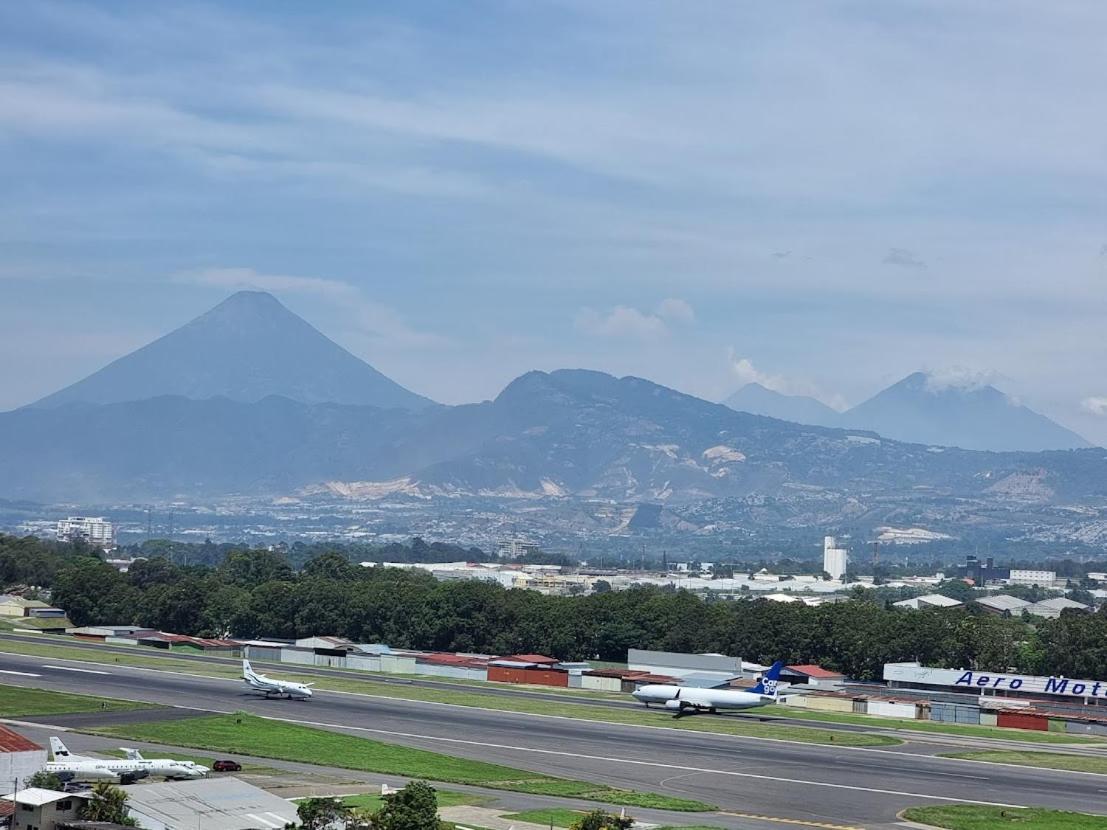 Amazing Aircrafts Views In Front Of Airport Apartment Guatemala City Luaran gambar