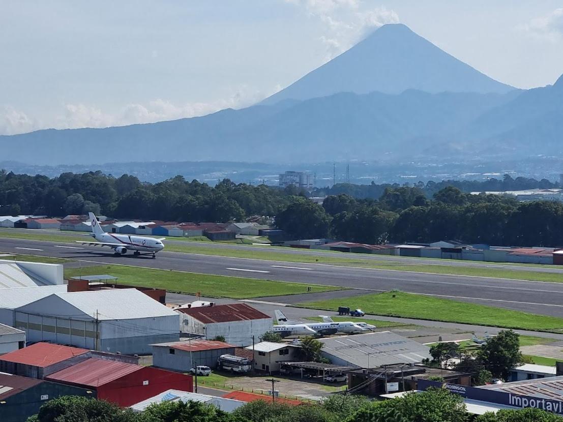 Amazing Aircrafts Views In Front Of Airport Apartment Guatemala City Luaran gambar