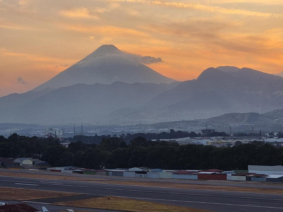 Amazing Aircrafts Views In Front Of Airport Apartment Guatemala City Luaran gambar