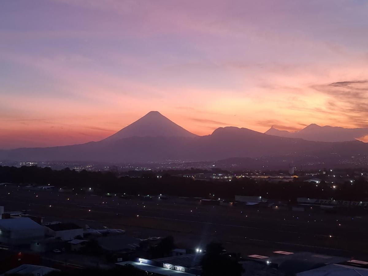 Amazing Aircrafts Views In Front Of Airport Apartment Guatemala City Luaran gambar
